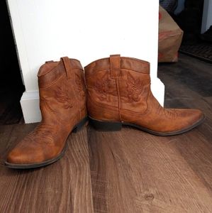 Women's short cowboy boots